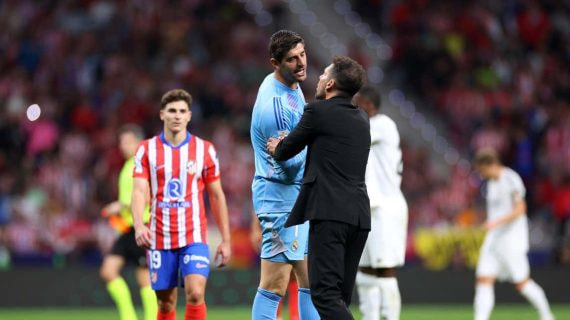 Courtois habla con Simeone durante el último incidente del portero en el Metropolitano, en 2024