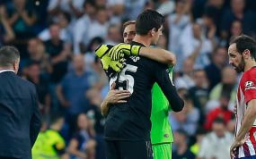 Oblak y Courtois se abrazan tras un partido de Liga en 2018.