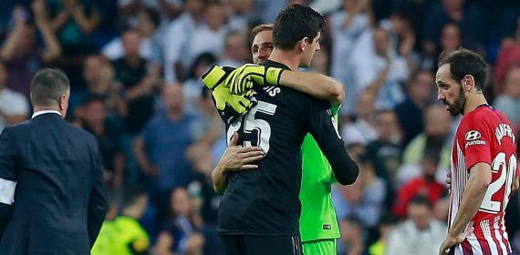 Oblak y Courtois se abrazan tras un partido de Liga en 2018.