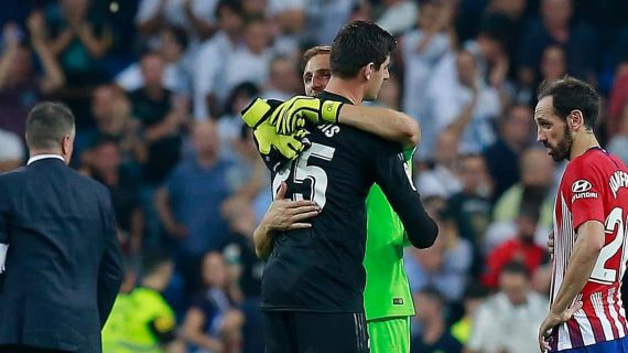 Oblak y Courtois se abrazan tras un partido de Liga en 2018.