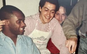 Nacho Andrés le tira de las orejas al añorado Dalian Atkinson en la celebración del cumpleaños de este último en Donostia.