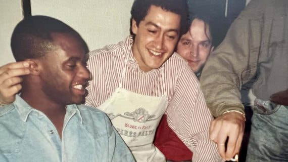 Nacho Andrés le tira de las orejas al añorado Dalian Atkinson en la celebración del cumpleaños de este último en Donostia.