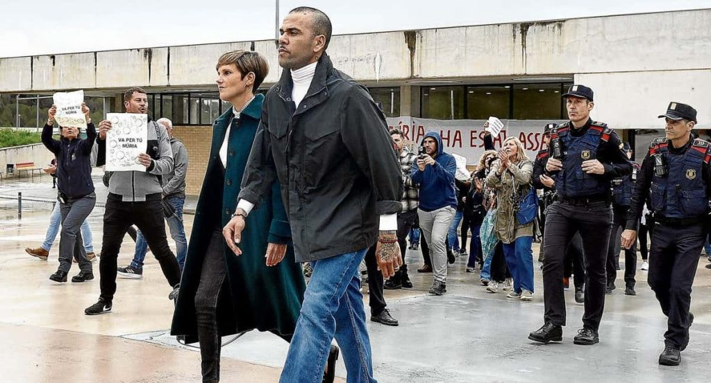 Dani Alves acompañado de su abogada hace unos meses.