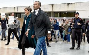 Dani Alves acompañado de su abogada hace unos meses.