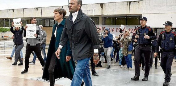 Dani Alves acompañado de su abogada hace unos meses.