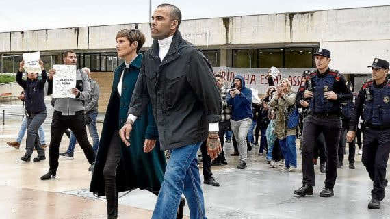 Dani Alves acompañado de su abogada hace unos meses.