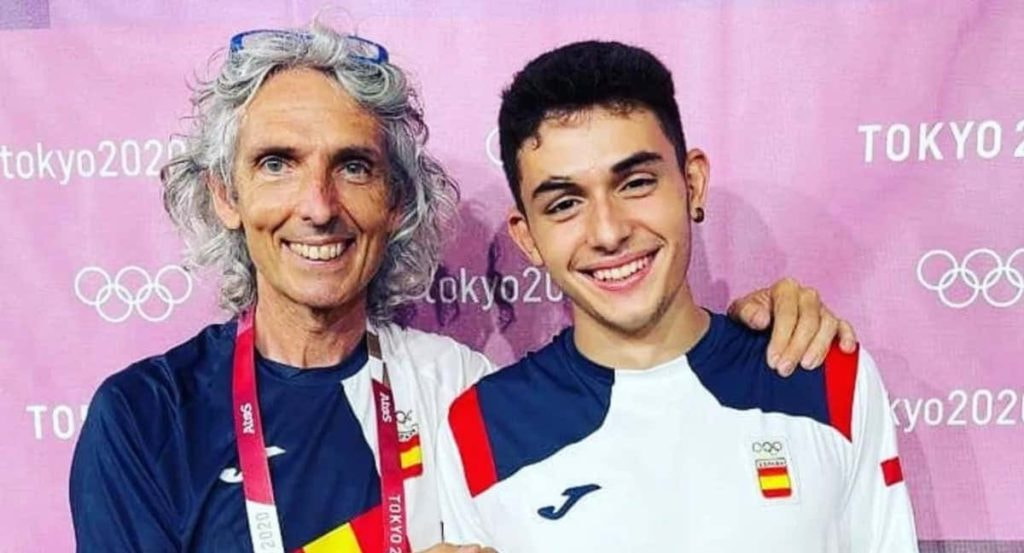 David Maciá posa con Alberto Ginés tras su oro olímpico en Tokio.
