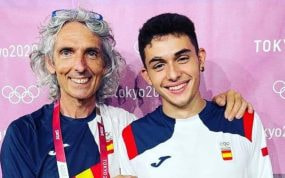 David Maciá posa con Alberto Ginés tras su oro olímpico en Tokio.