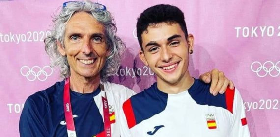 David Maciá posa con Alberto Ginés tras su oro olímpico en Tokio.