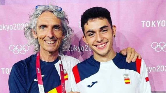 David Maciá posa con Alberto Ginés tras su oro olímpico en Tokio.