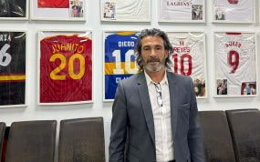 Diego Rodríguez posa para Relevo en un salón del Restaurante Meraki.