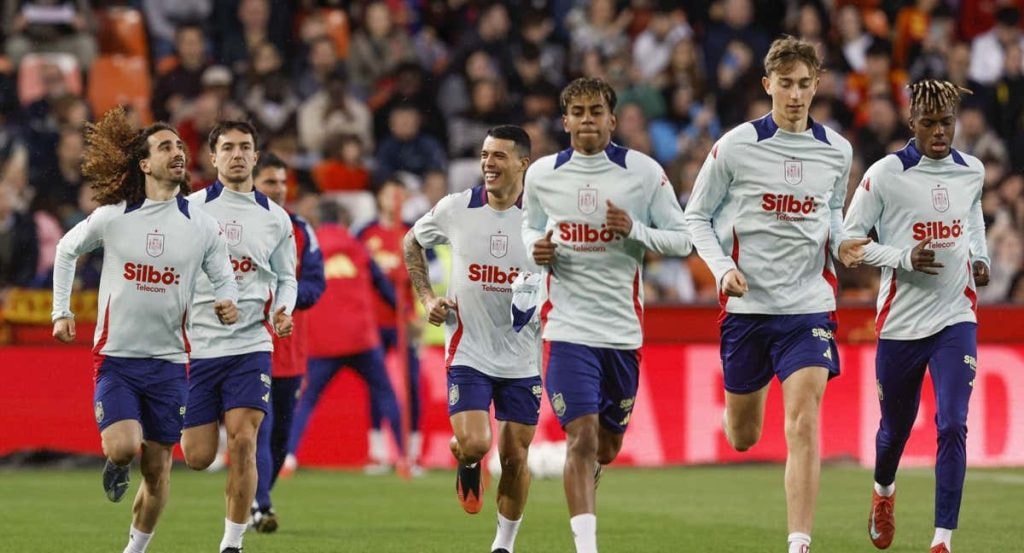 Los jugadores de la Selección entrenando en Mestalla.