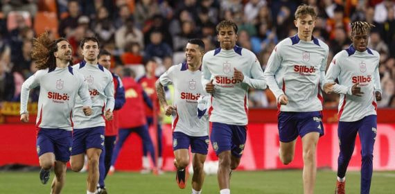 Los jugadores de la Selección entrenando en Mestalla.