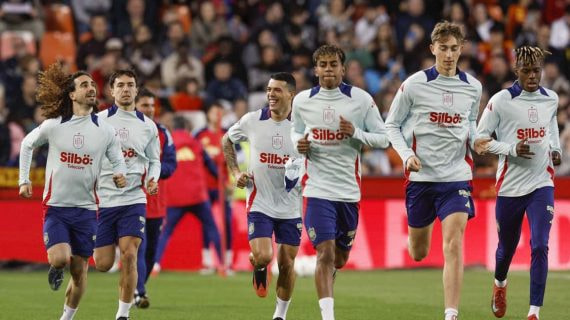 Los jugadores de la Selección entrenando en Mestalla.