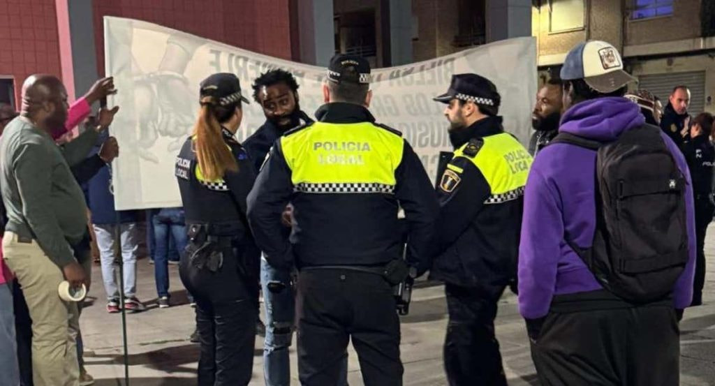 Ettien, dialogando con la Policía Local y la Nacional el pasado viernes.
