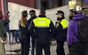 Ettien, dialogando con la Policía Local y la Nacional el pasado viernes.