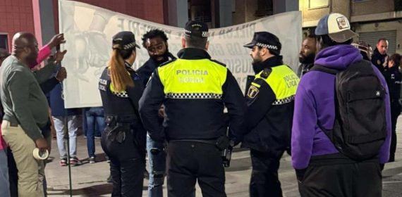 Ettien, dialogando con la Policía Local y la Nacional el pasado viernes.