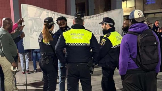 Ettien, dialogando con la Policía Local y la Nacional el pasado viernes.