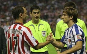 Joseba Etxeberria en un partido contra la Real Sociedad.