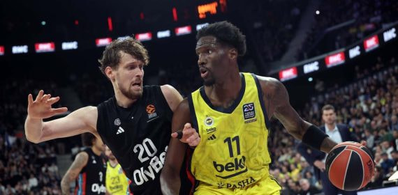 Partido de Euroliga entre el París y el Fenerbahce.