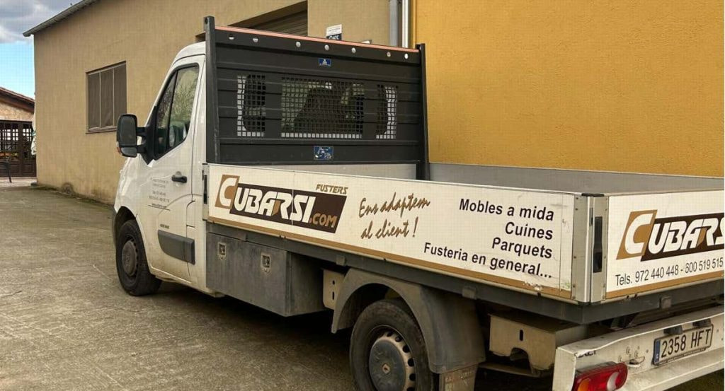 La furgoneta de los Cubarsí a la entrada de su carpintería.