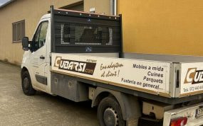 La furgoneta de los Cubarsí a la entrada de su carpintería.