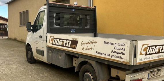 La furgoneta de los Cubarsí a la entrada de su carpintería.