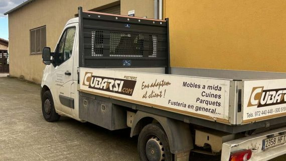 La furgoneta de los Cubarsí a la entrada de su carpintería.