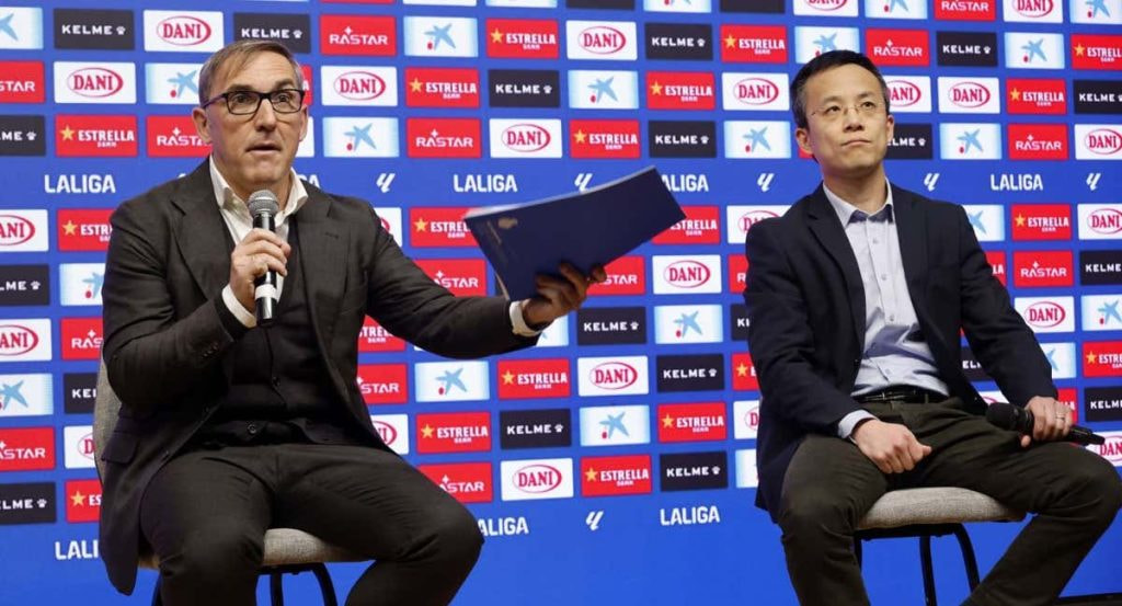 Fran Garagarza, director deportivo, y Mao Ye, CEO, después del mercado de invierno.
