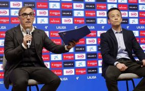 Fran Garagarza, director deportivo, y Mao Ye, CEO, después del mercado de invierno.
