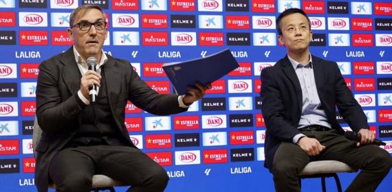 Fran Garagarza, director deportivo, y Mao Ye, CEO, después del mercado de invierno.