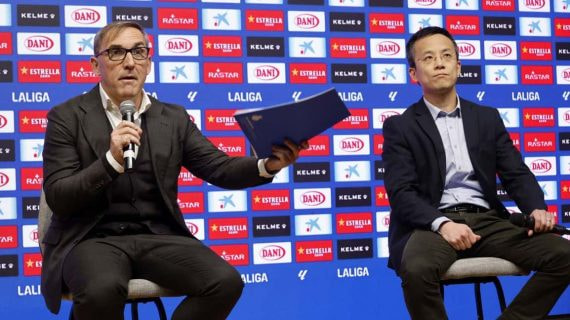 Fran Garagarza, director deportivo, y Mao Ye, CEO, después del mercado de invierno.