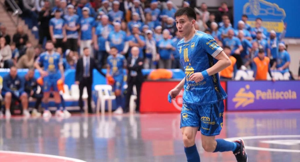 Luciano Gauna controla el balón durante un partido.