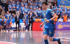 Luciano Gauna controla el balón durante un partido.