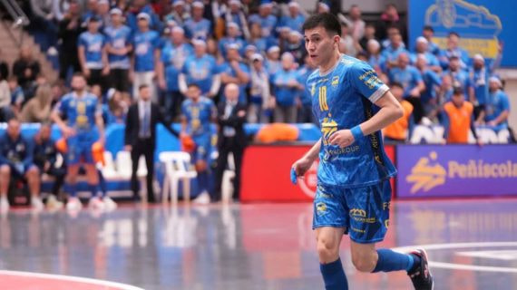 Luciano Gauna controla el balón durante un partido.