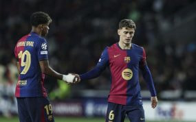 Lamine Yamal le da la mano a Gavi durante el Barça-Benfica.