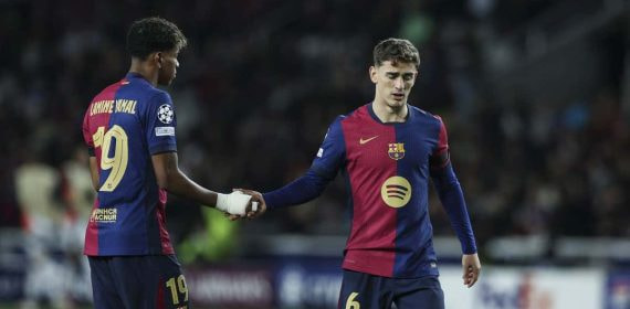 Lamine Yamal le da la mano a Gavi durante el Barça-Benfica.