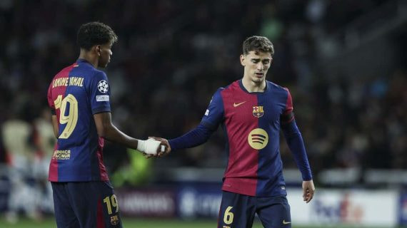 Lamine Yamal le da la mano a Gavi durante el Barça-Benfica.