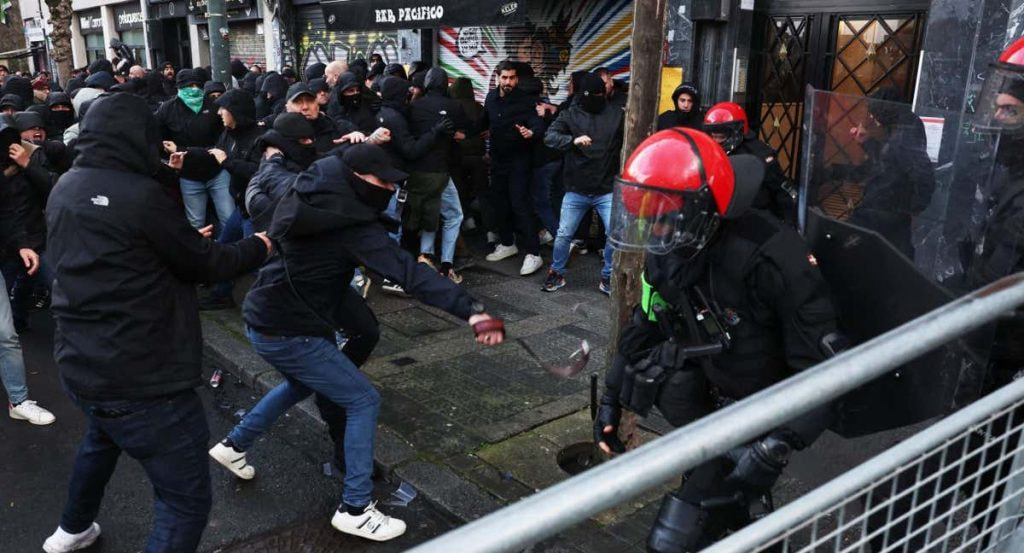 Aficionados italianos pelean con la Ertzaintza antes del partido.