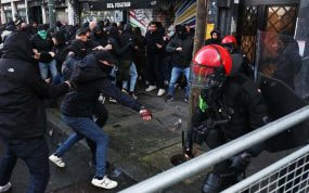 Aficionados italianos pelean con la Ertzaintza antes del partido.