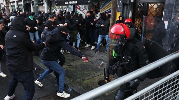 Aficionados italianos pelean con la Ertzaintza antes del partido.