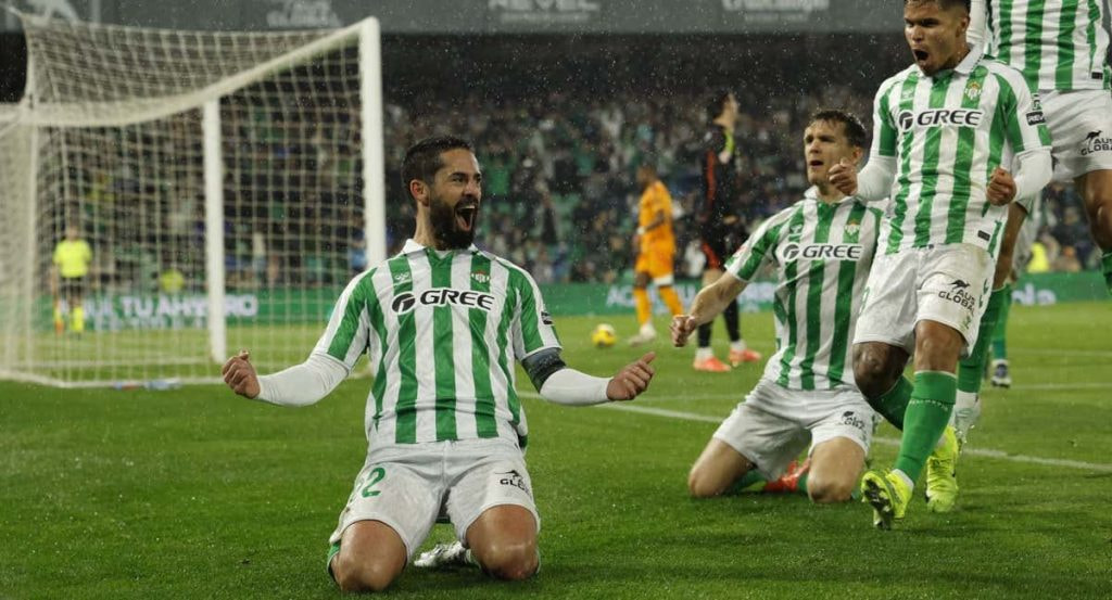 Isco celebra uno de sus goles ante el Real Madrid.