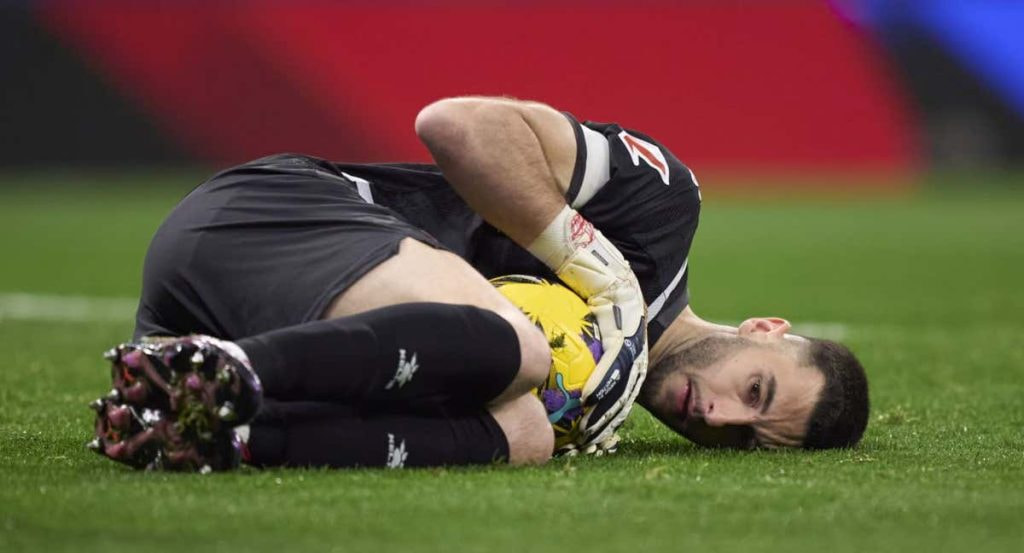 Joan García, atrapando uno de los múltiples balones ante el Girona.