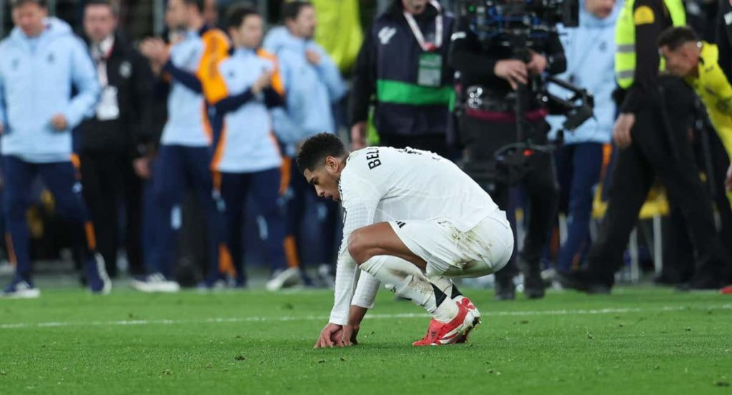 Jude Bellingham recupera fuerzas durante el Villarreal - Real Madrid.