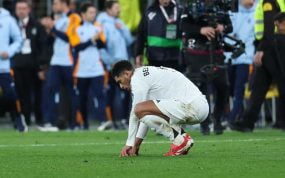 Jude Bellingham recupera fuerzas durante el Villarreal - Real Madrid.