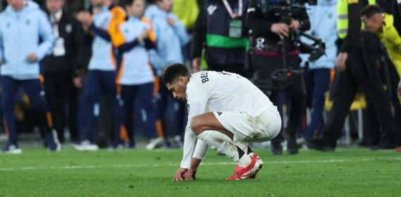 Jude Bellingham recupera fuerzas durante el Villarreal - Real Madrid.