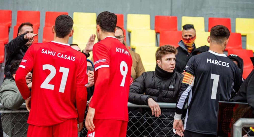 Los jugadores del Terrassa hablando con la afición tras la última derrota.