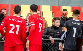Los jugadores del Terrassa hablando con la afición tras la última derrota.