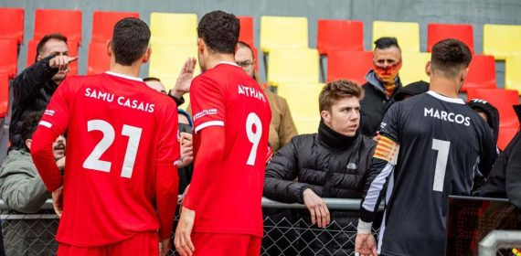 Los jugadores del Terrassa hablando con la afición tras la última derrota.