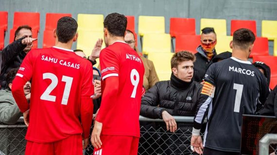 Los jugadores del Terrassa hablando con la afición tras la última derrota.